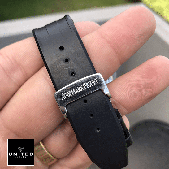 Audemars Piguet Royal Oak Offshore 25940SK.OO.D002CA.03 Master Clone Quality audemarspiguet royaloakoffshore 25940SK.OO .D002CA.03 replica clasp Audemars Piguet Royal Oak Black Rubber Bracelet Replica on the hand