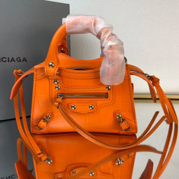 Balenciag Size: 18cm