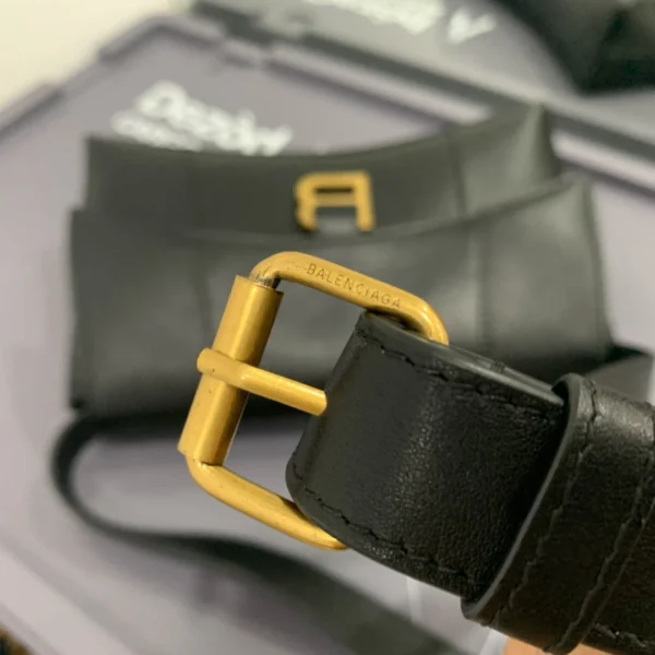 Hourglass bag Model: 671355 Size: 25.5x6x16cm