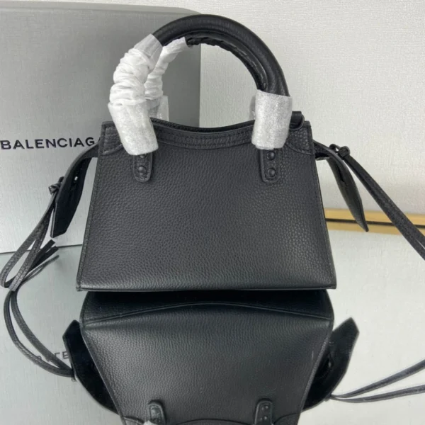 Motorcycle bag Size: 16.5*22*9*14.5cm