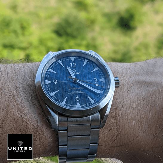 Omega Seamaster Railmaster Co-Axial Master Steel 220.10.40.20.03.001 Collector’s Clone 1:1 omega seamaster 220.10.40.20.03.001 replica hand Omega Seamaster Blue Dial 220.10.40.20.03.001 Oyster Replica on the hand grass background