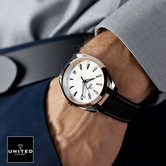 Omega Seamaster 220.22.41.21.02.001 Black Rubber Replica on the man wrist