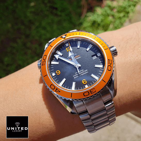 Omega Seamaster Planet Gri Kadran Turuncu Bezel Replika bilekte