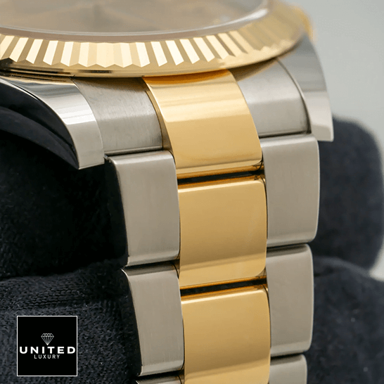 Rolex Datejust 126333-0011 Champagne Diamond Dial Luxury Clone Quality Rolex Datejjust 126333 Steel Gold Oyster Bracelet Replica on the hand