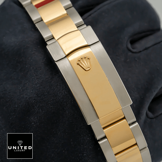 Rolex Datejust 126333-0011 Champagne Diamond Dial Luxury Clone Quality Rolex 126333 Yellow Gold Stainless Steel Oyster Replica closed clasp on the hand